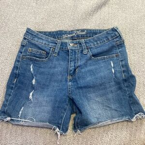Universal thread mid rise boyfriend shorts. SZ: 00/24R